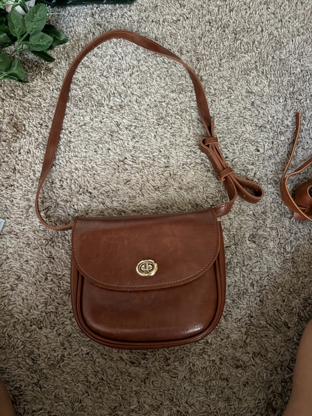 Classic Brown Leather Crossbody Bag with Turn-Lock Closure